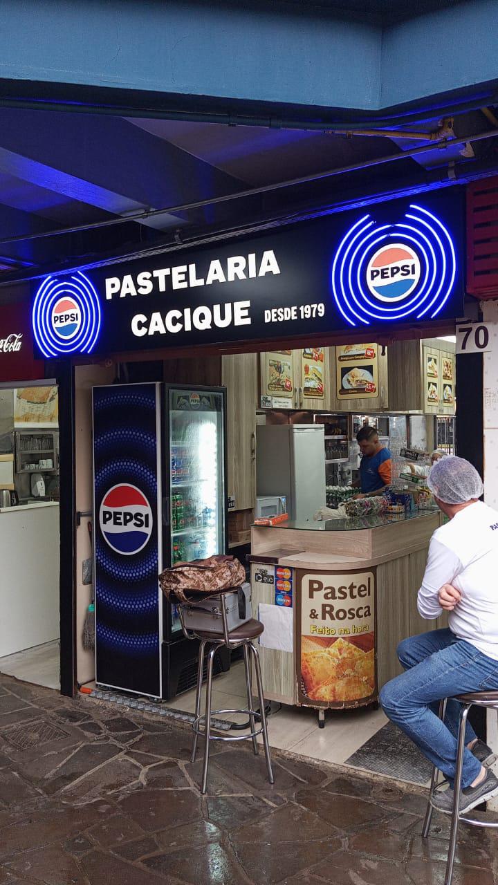 Pastelaria Cacique — Letreiro luminoso com comunicação de marca