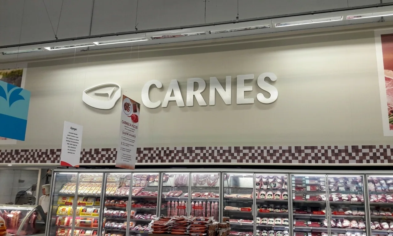 Setor de carnes — Letreiro interno com leitura direta no ponto de venda