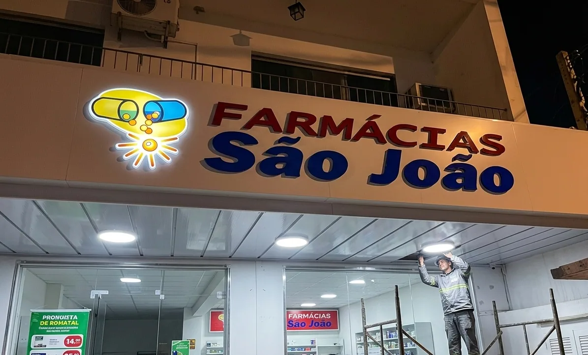 Farmácias São João — Fachada comercial com comunicação iluminada