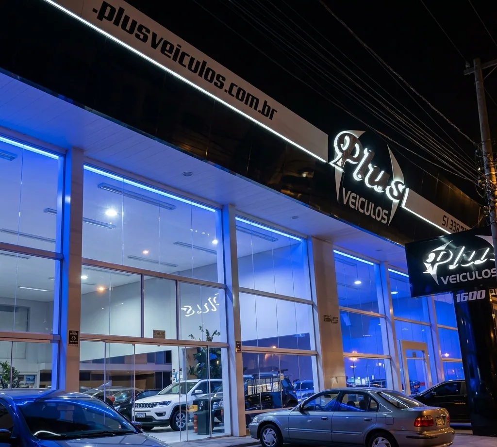 Pizzaria e restaurante — Fachada noturna com presença luminosa