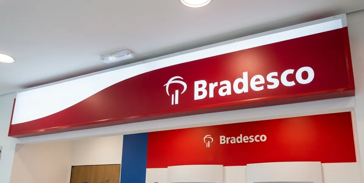 Bradesco — Letreiro interno com identidade corporativa