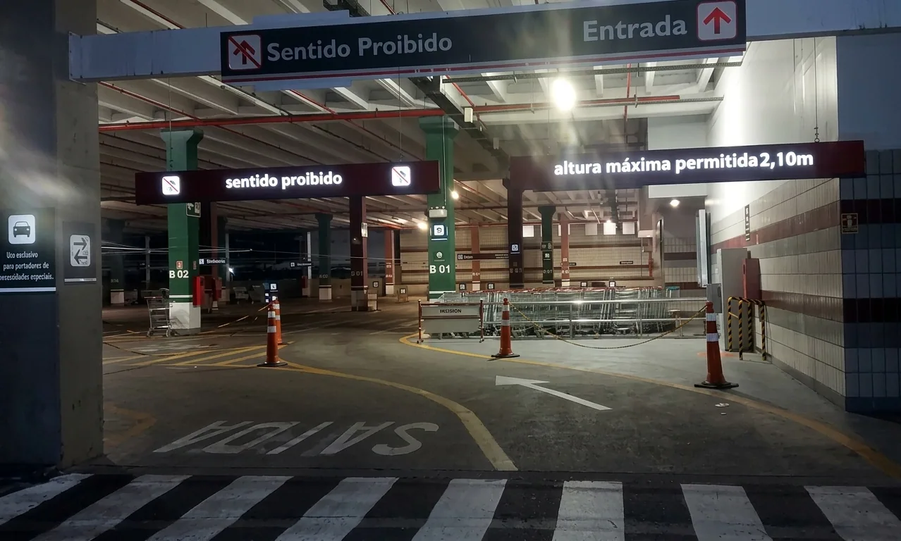 Controle de acesso — Sinalização de estacionamento e circulação