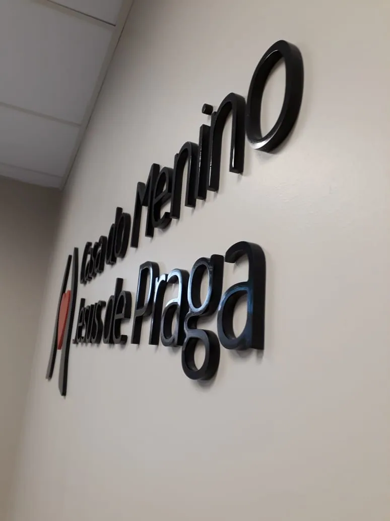 Escritório jurídico — Letras-caixa internas com acabamento em alto relevo