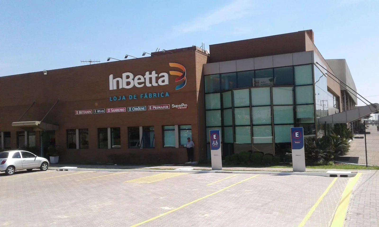 InBetta — Fachada corporativa com leitura de marca à distância