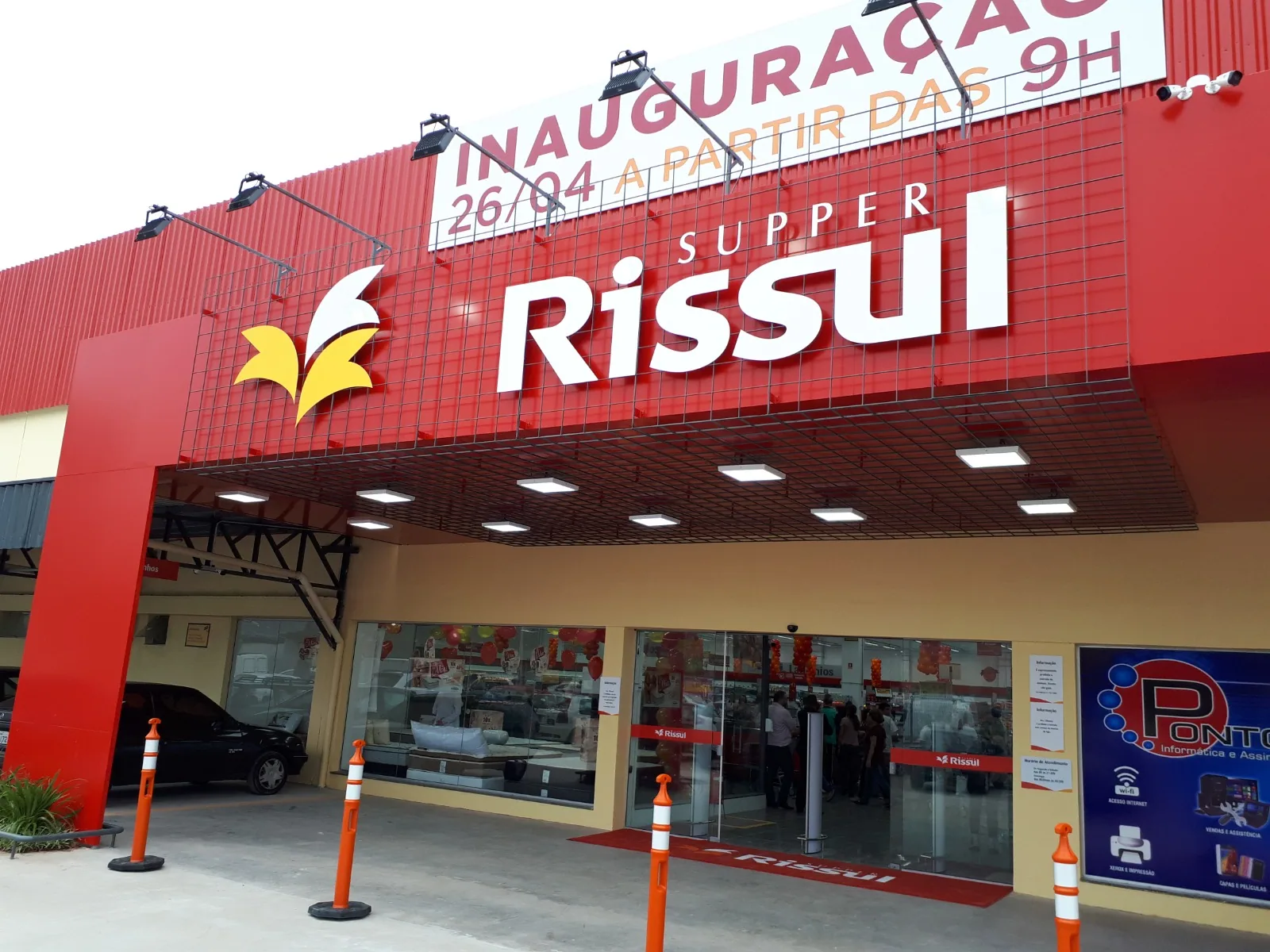 Rissul — Fachada comercial de grande fluxo com identidade aplicada