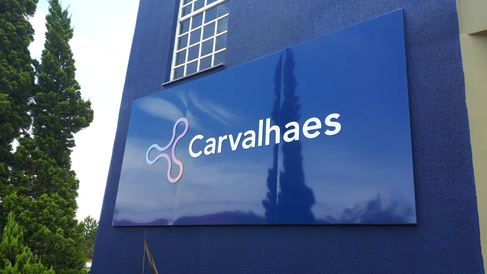 Carvalhaes — Painel de fachada com alto contraste visual