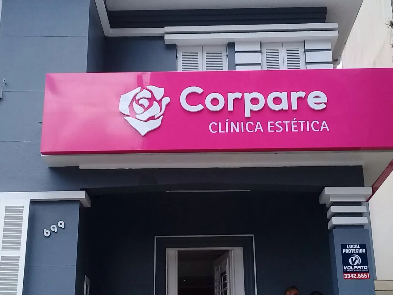 Corpare — Fachada clínica com letreiro frontal
