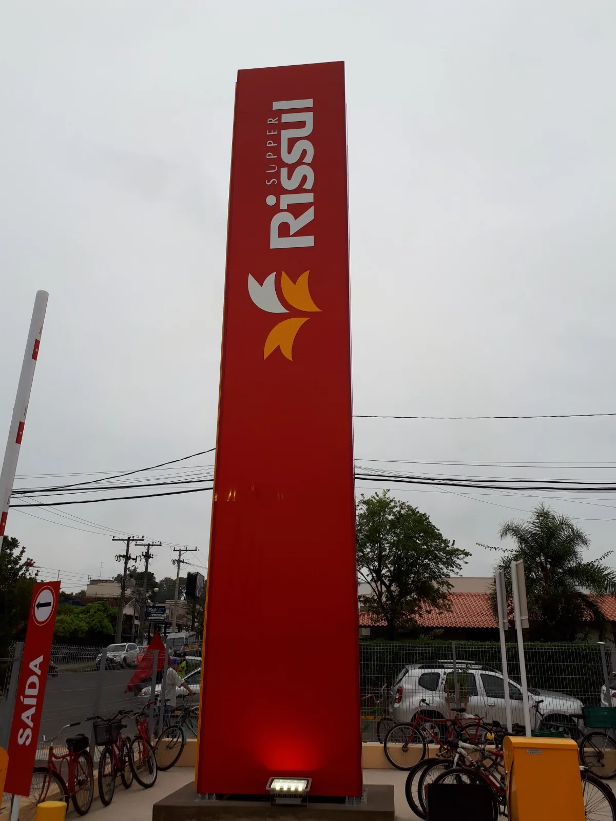 Rissul — Totem vertical de grande formato para leitura urbana