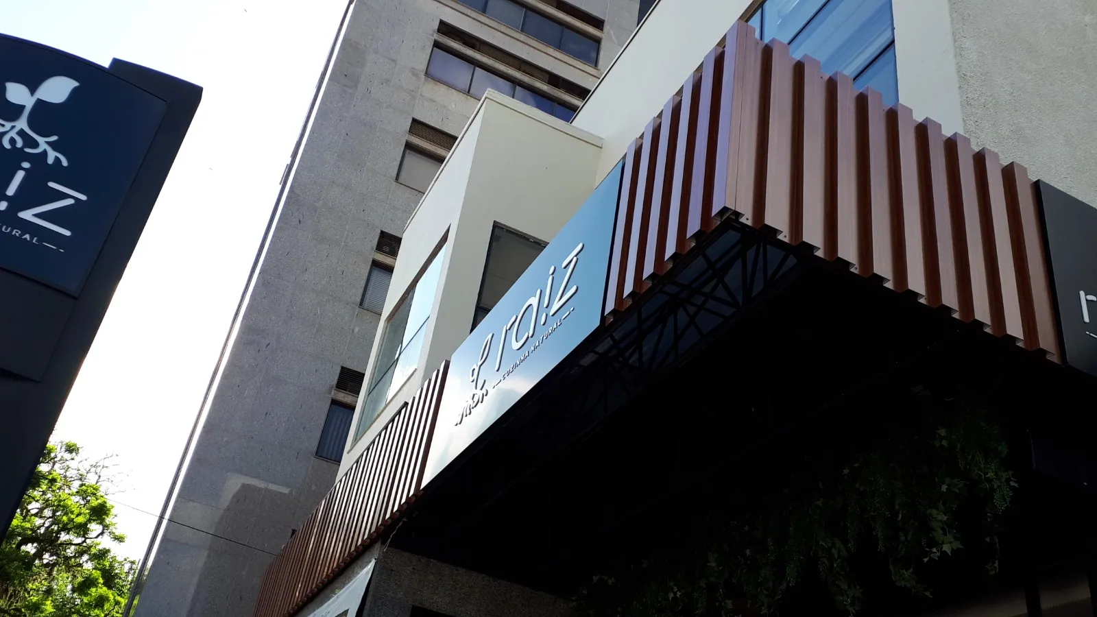Raiz — Fachada em ACM com comunicação lateral