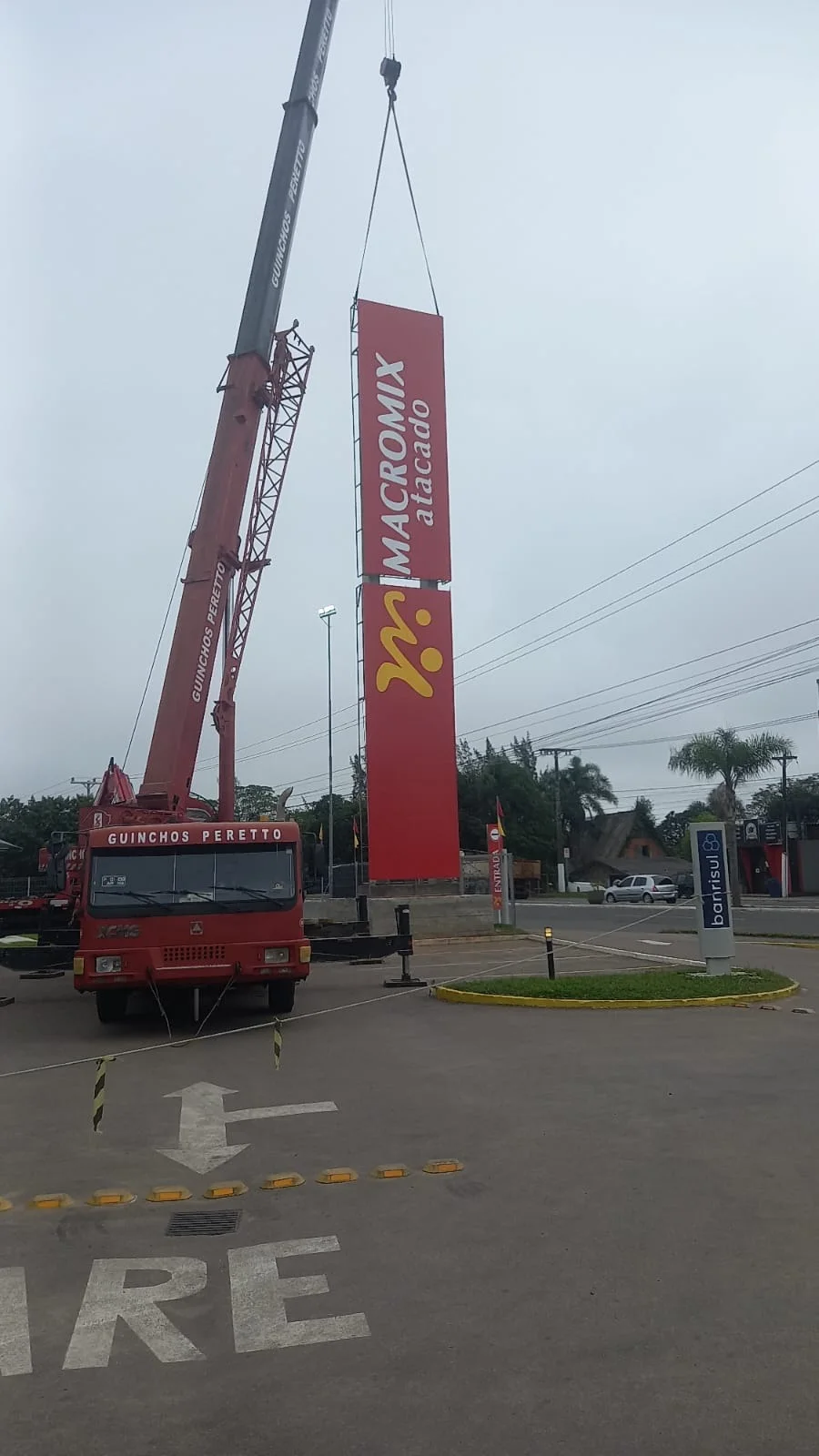 Macromix Atacado — Instalação de totem de grande formato com içamento técnico